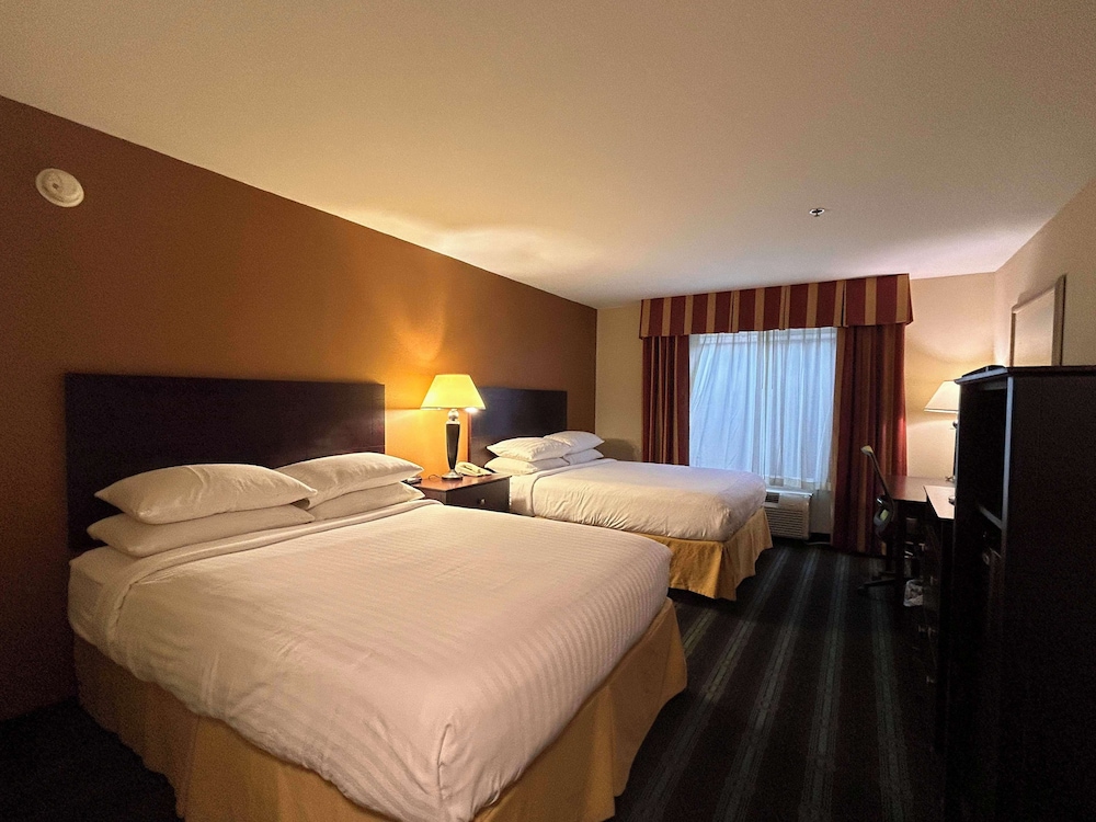 Standard Room, 2 Queen Beds, Non Smoking, Refrigerator & Microwave photo 1