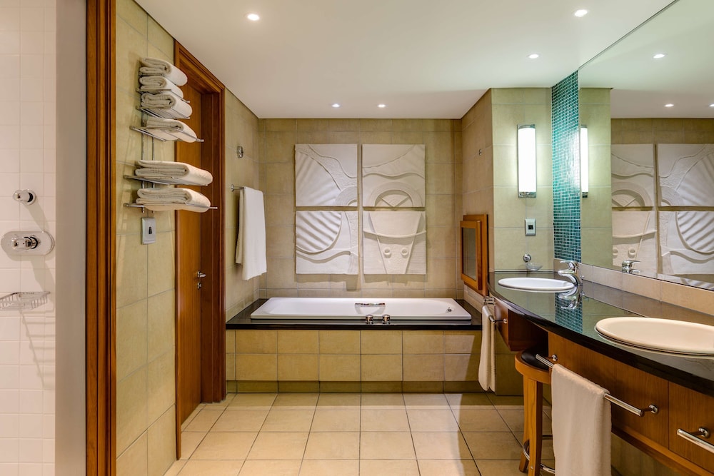Deluxe King Suite with Lagoon View - Photo 5