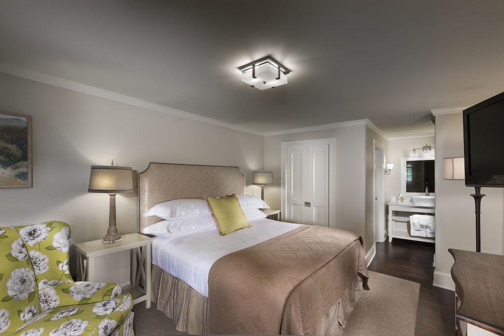 Standard Room, 1 King Bed, Courtyard View