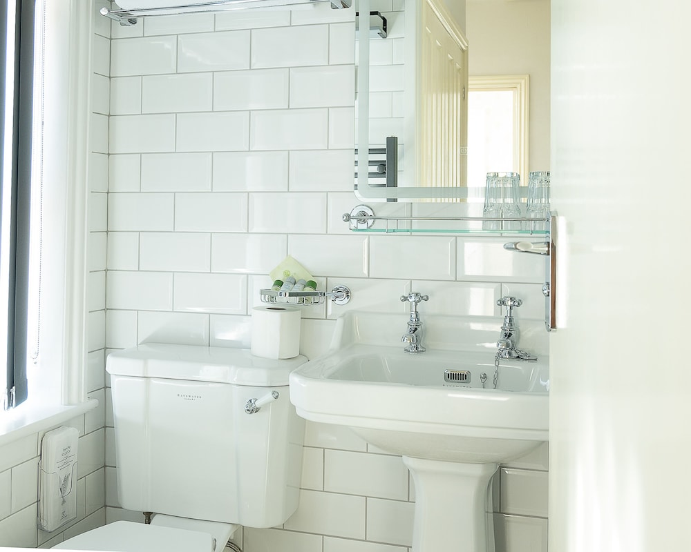 Suite, Ensuite photo 3