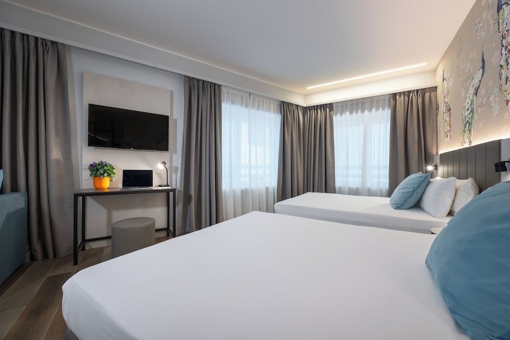 Family Room Queen Beds