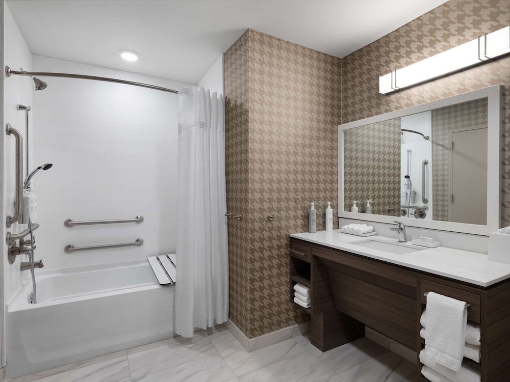 Suite, 1 King Bed, Accessible, Bathtub - Photo 9