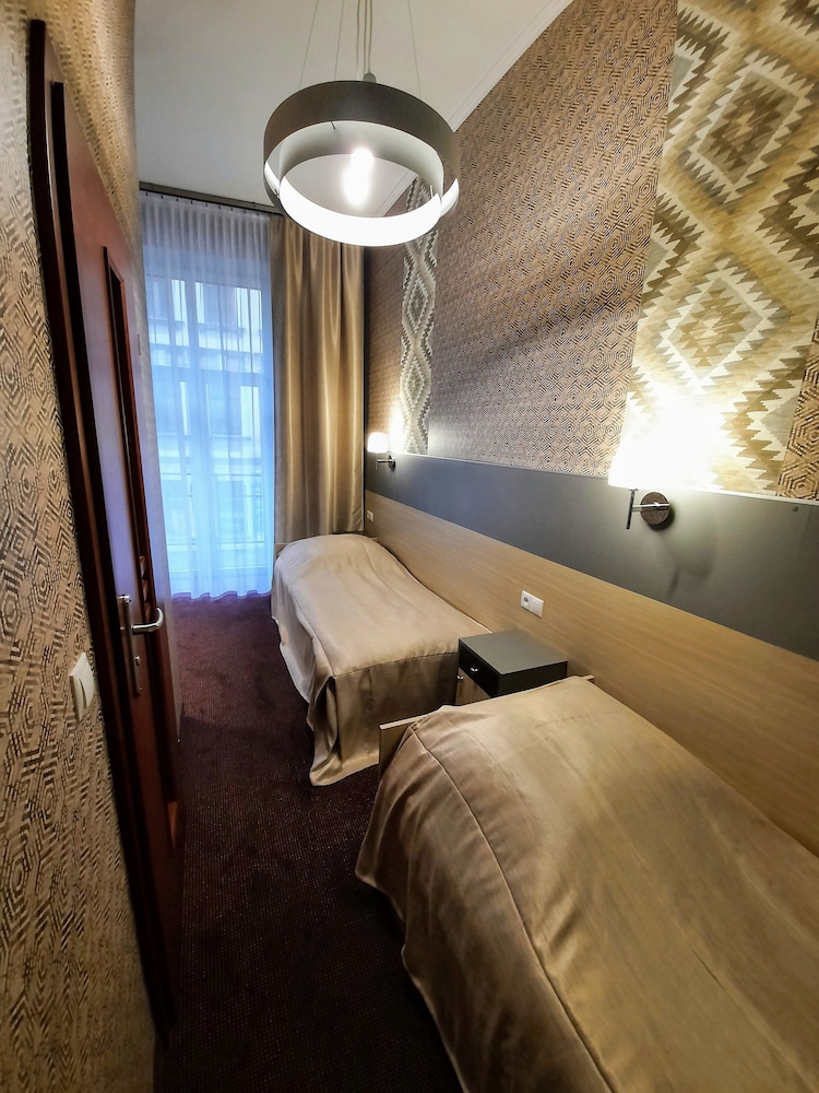 Standard Twin Room - Photo 3