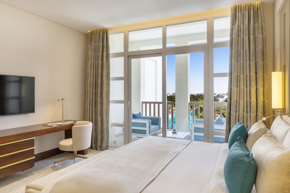 Deluxe Room, 1 King Bed, Pool View (Balcony) - Photo 5