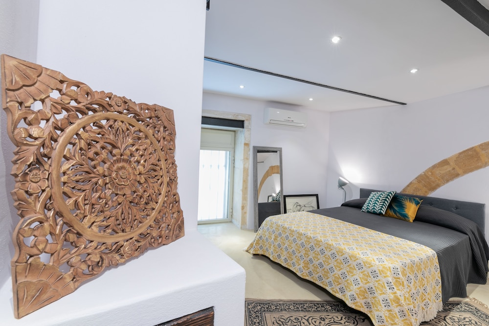 Exclusive Apartment, Ensuite, Courtyard View photo 2