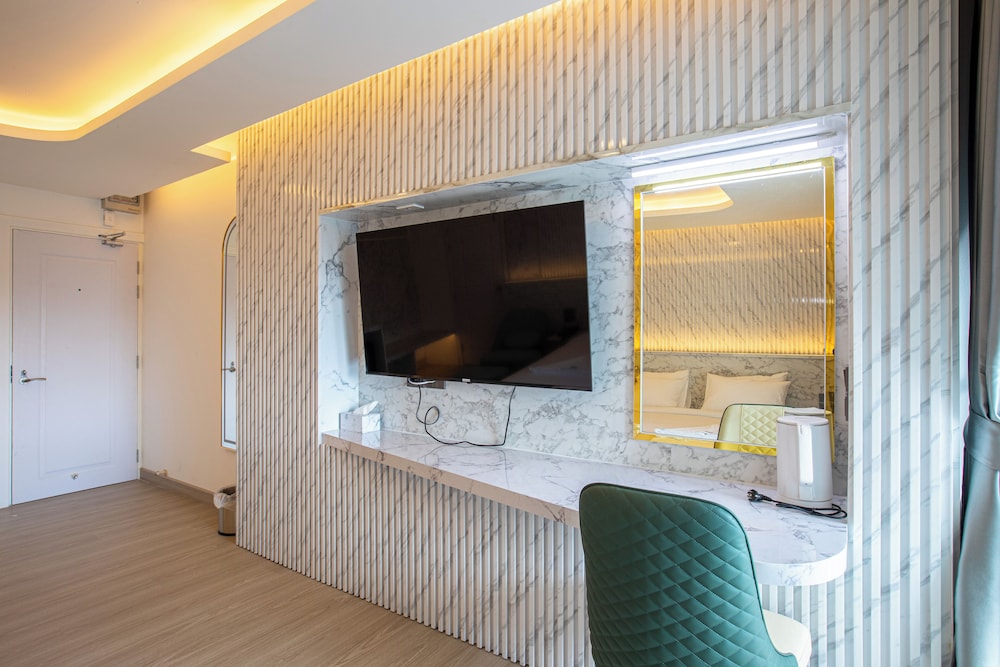 Deluxe King with Bathtub