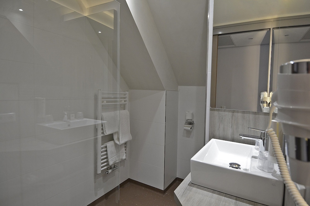 Standard Room, Multiple Beds, Non Smoking - Photo 4