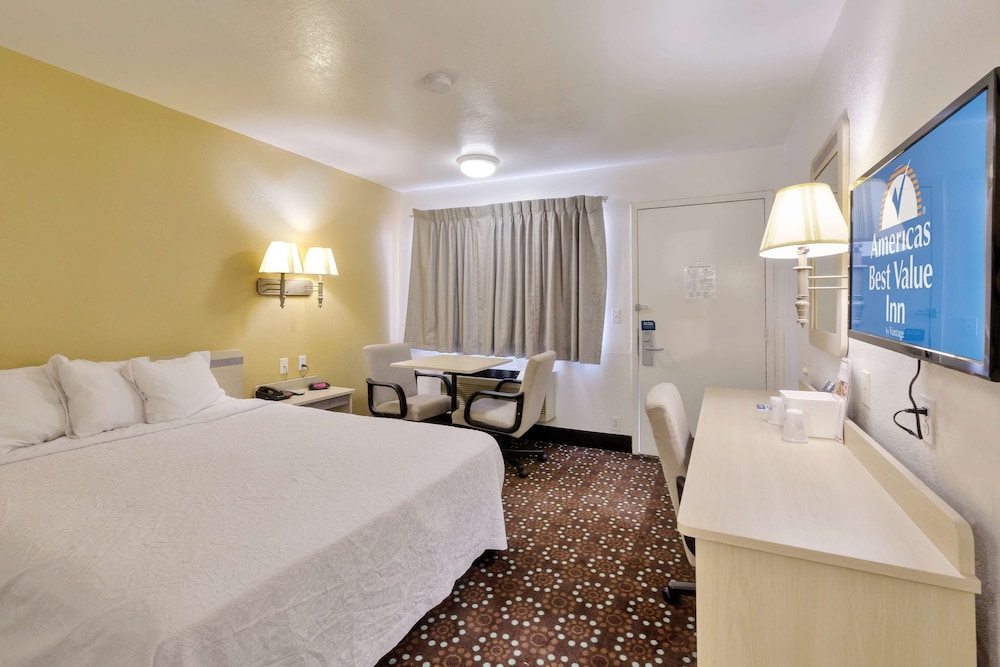 Deluxe Suite, 1 King Bed, Non Smoking - Photo 1