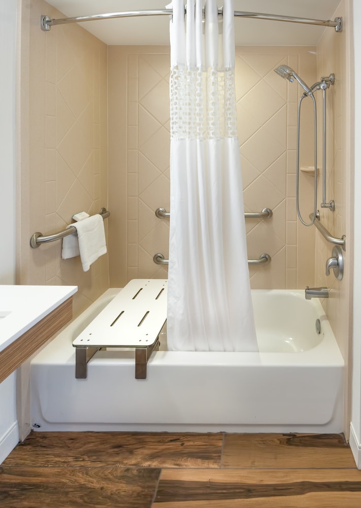 Room, 2 Queen Beds, Accessible, Bathtub - Photo 3