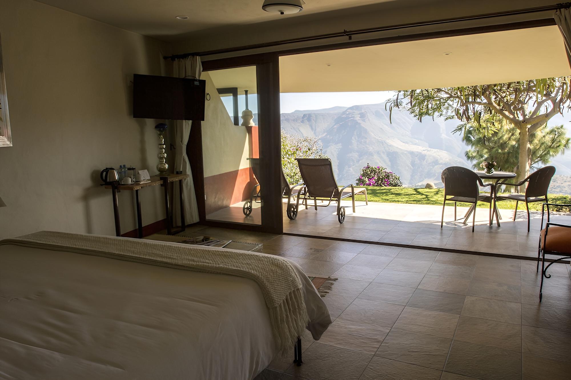 Deluxe Room, 1 King Bed, Hill View photo 3