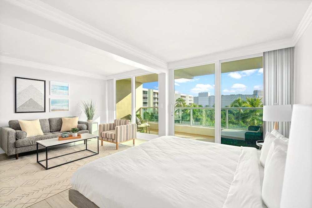 Executive Studio Suite, 1 King Bed, Balcony
