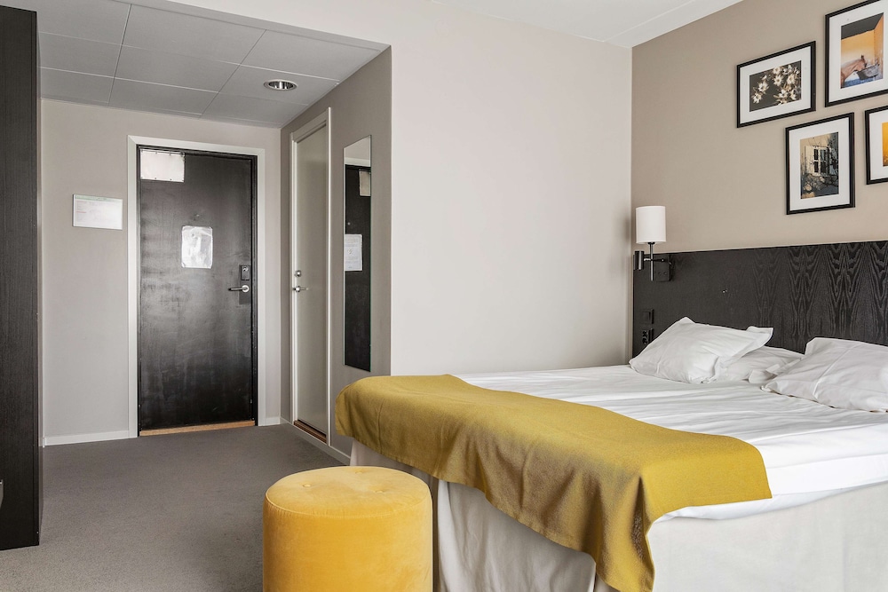 Deluxe Room, 1 King Bed, Non Smoking - Photo 3