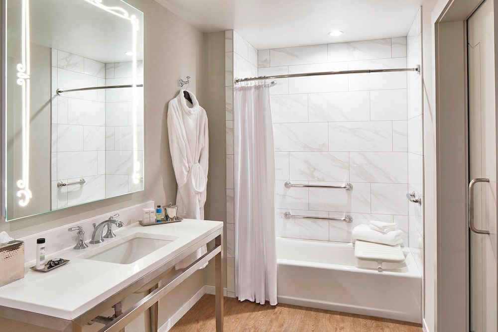 Room, 2 Queen Beds (Mobility Accessible, Tub)