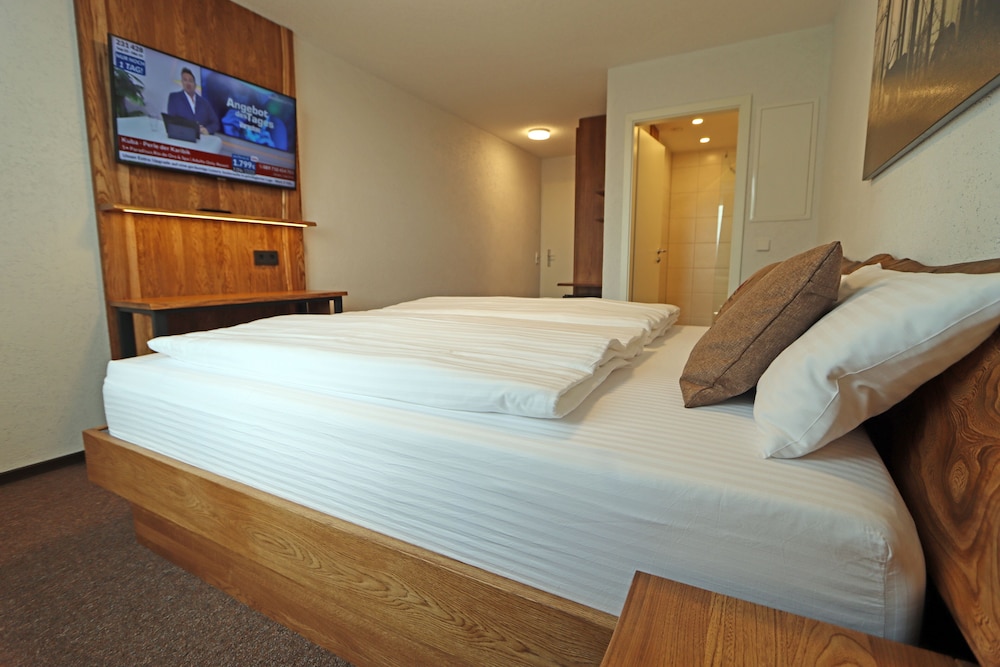 Deluxe Double Room, 1 King Bed, Non Smoking, Mountain View