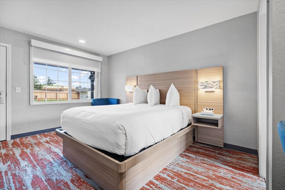 Standard Room, 1 Queen Bed, Non Smoking - Photo 2
