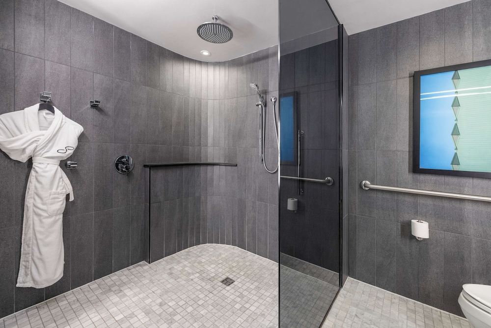 Suite, 1 King Bed, Accessible, Bathtub (Mobility & Hearing) - Photo 7