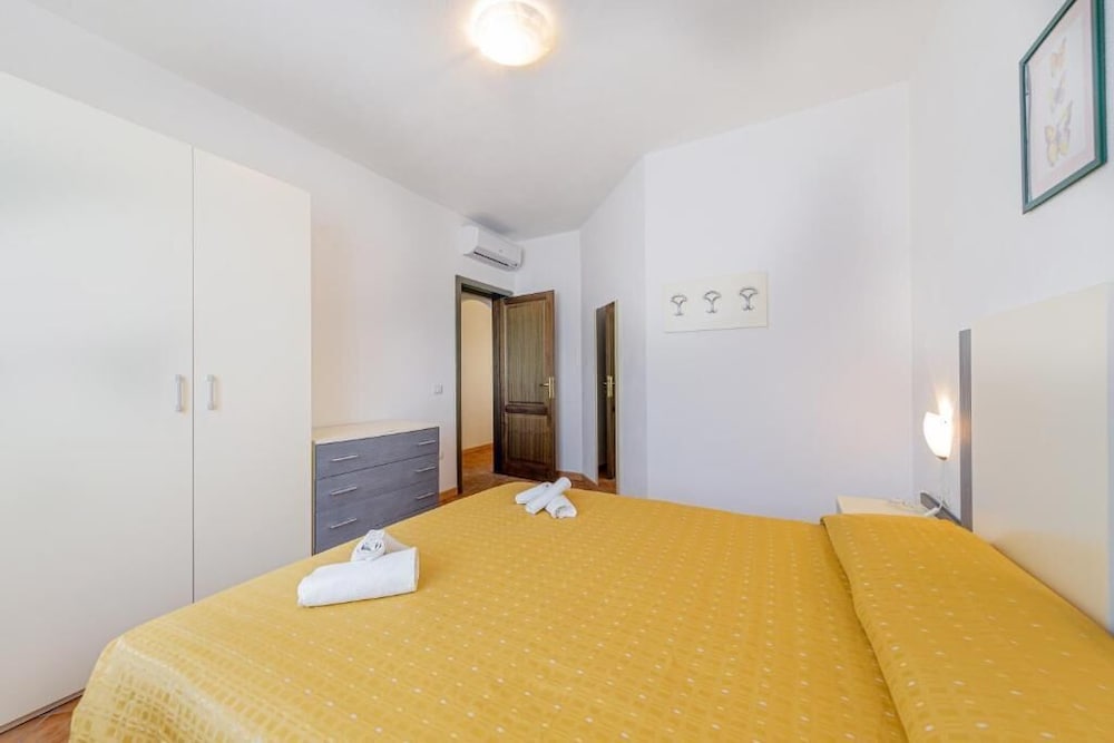 Classic Apartment photo 2