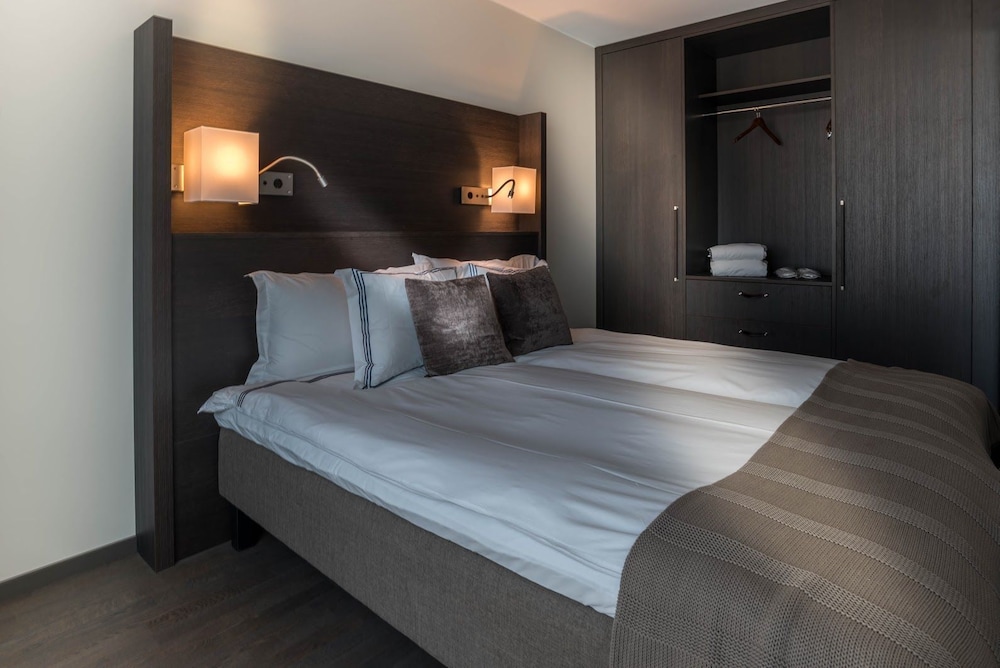 Deluxe Room, Pool View (Pool Access Excluded)
