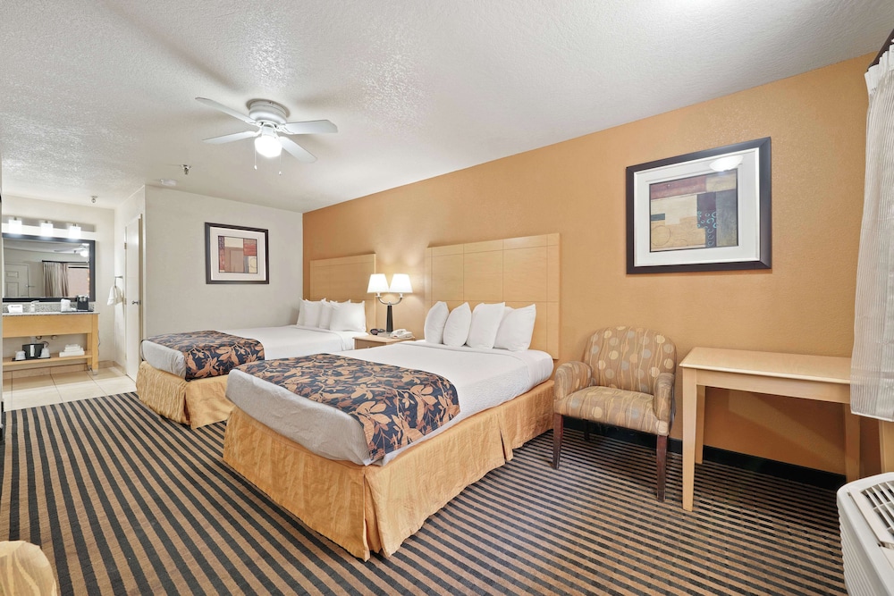 Standard Room, 2 Queen Beds, Non Smoking, Refrigerator & Microwave - Photo 2
