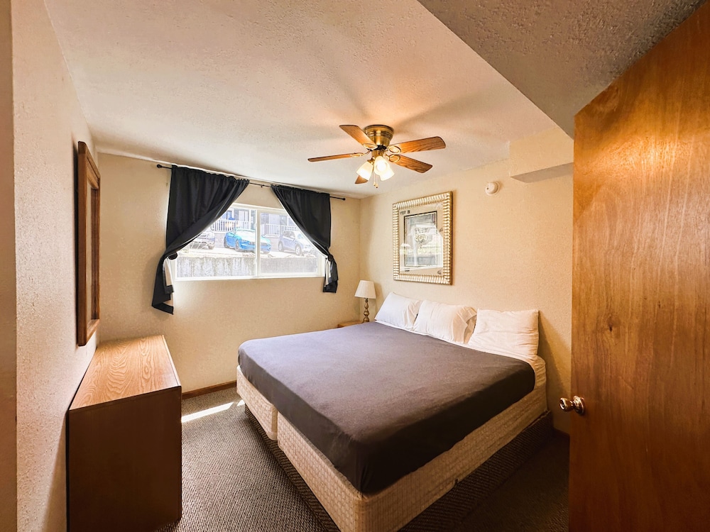 Comfort Condo, 2 Bedrooms, 2 Bathrooms, Lake View