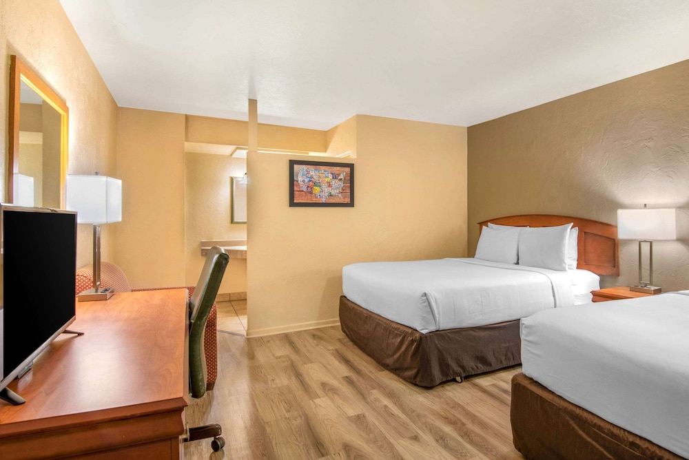 Standard Room, 2 Queen Beds, Non Smoking - Photo 3