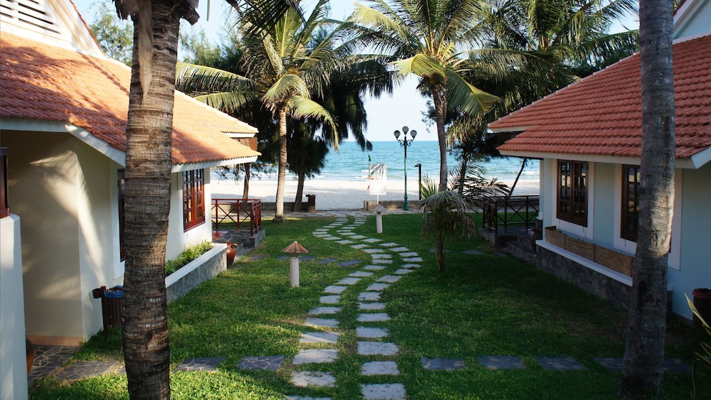 Family Beach Front Villa - Photo 3