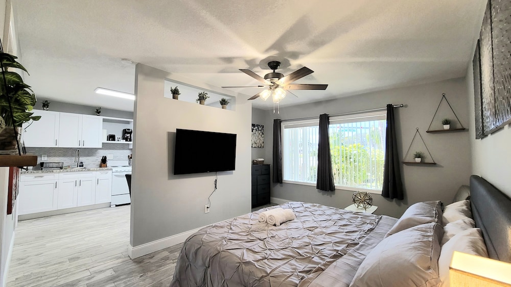 Premium Studio Suite, 1 King Bed, Non Smoking, Garden View photo 1