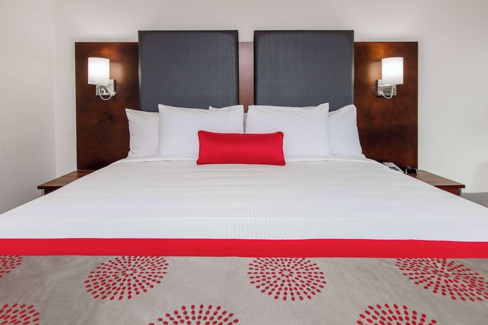 Room, 1 King Bed, Accessible, Non Smoking (Hearing, Mobility Bathtub w/Grab Bars) photo 1
