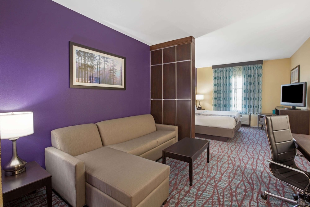Deluxe Studio Suite, 1 King Bed, Non Smoking photo 1