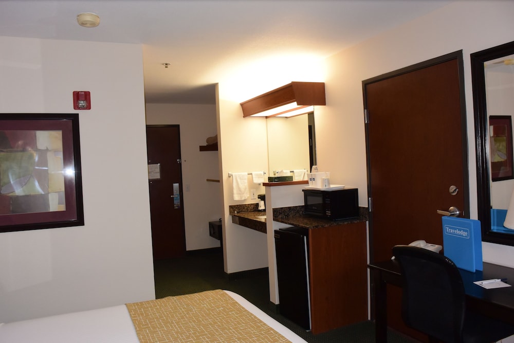Standard Room, 1 Queen Bed - Photo 5
