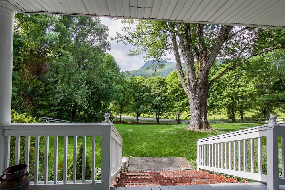 Romantic Room, Ensuite, Mountain View (Madam's) photo 2