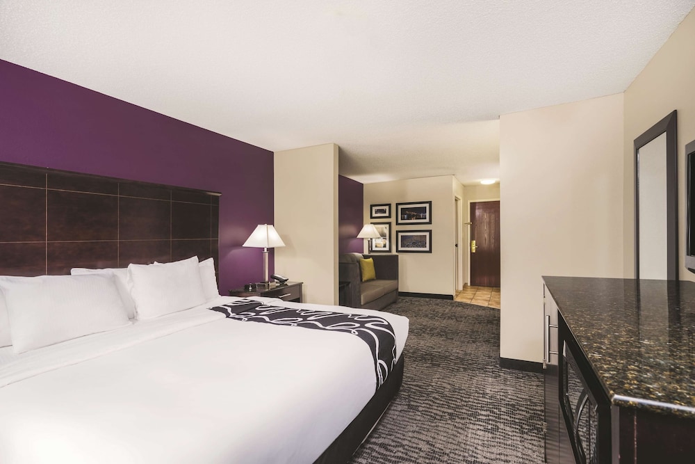 Deluxe Room, 1 King Bed, Non Smoking - Photo 3