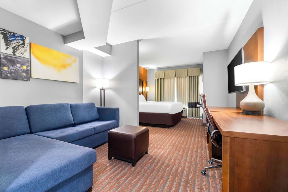Suite, 2 Queen with Sofa bed - Photo 1