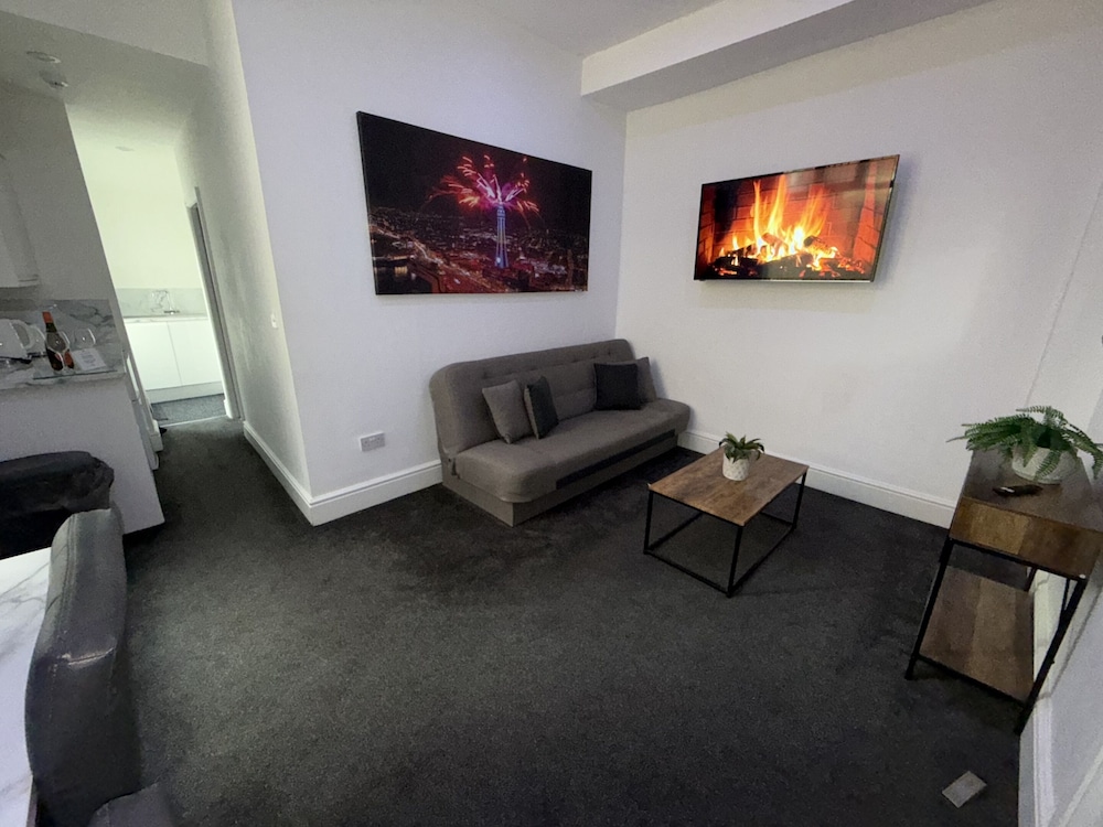 Luxury Apartment, Private Bathroom, Garden View (HOT TUB & spa bath ) - Photo 11