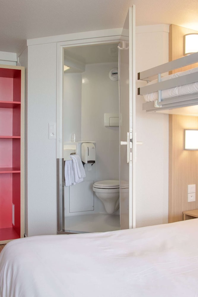 Standard Room, 3 Twin Beds - Photo 4