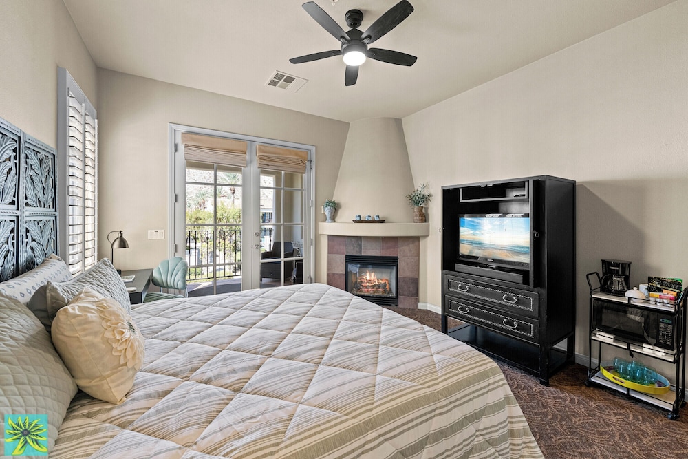 Luxury Studio Suite, 1 King Bed, Fireplace, Pool View photo 1