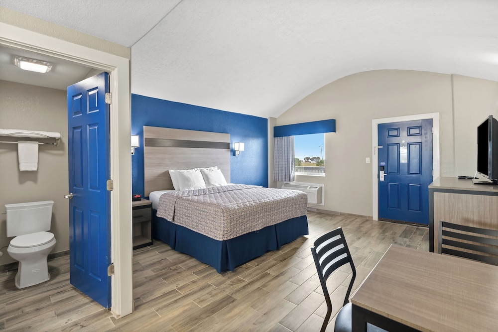 Standard Room, 1 King Bed, Non Smoking, Ground Floor - Photo 3