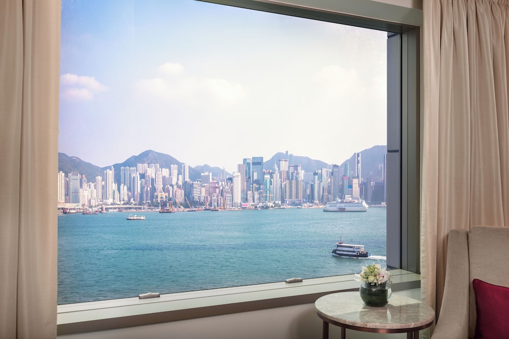 Premium Room, 1 King Bed (Victoria Harbour View) thumbnail 5