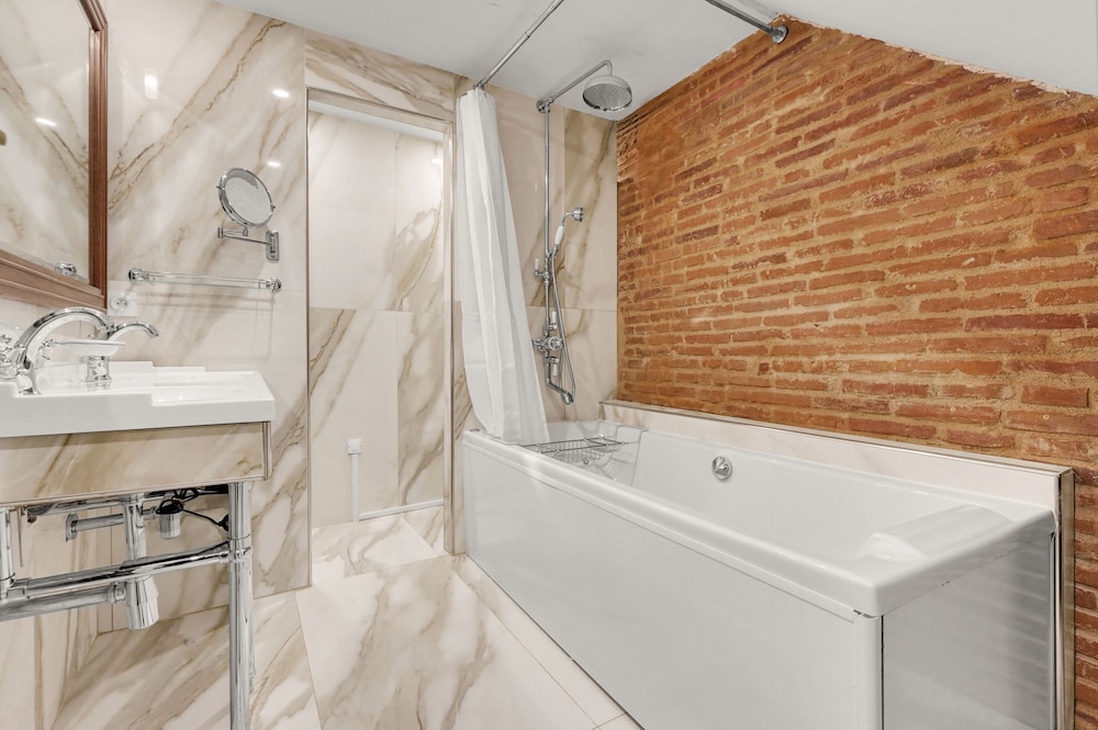 Exclusive Penthouse, 3 Bedrooms, Non Smoking, Courtyard View photo 2