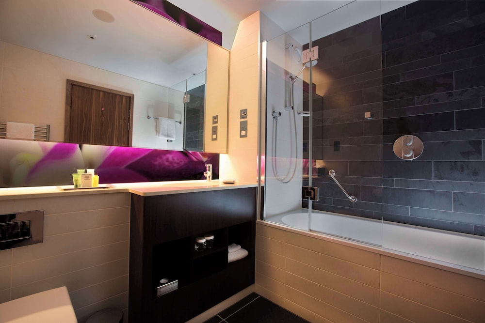 Executive Room, 1 Queen Bed, Club Lounge Access - Photo 11