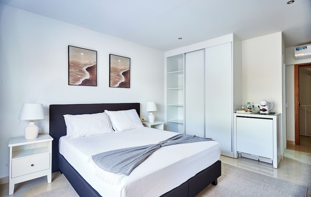 Suite, City View