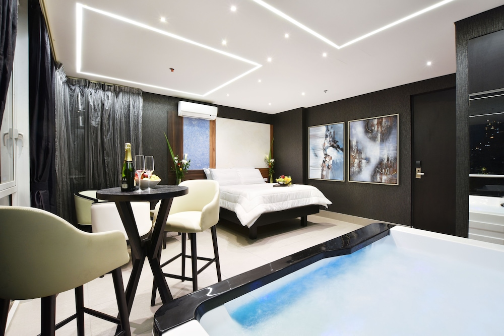 Suite with hot tub - Photo 4