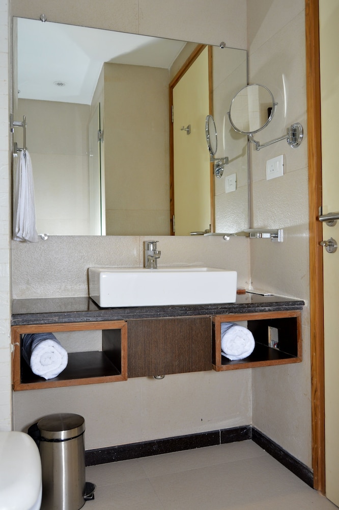 Luxury Suite, 1 Bedroom, Refrigerator, Corner photo 2