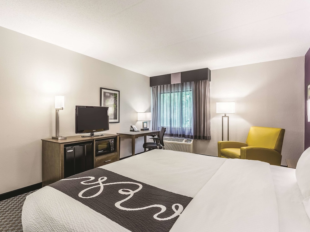Executive Room, 1 King Bed, Non Smoking, River View (Deluxe) - Photo 3