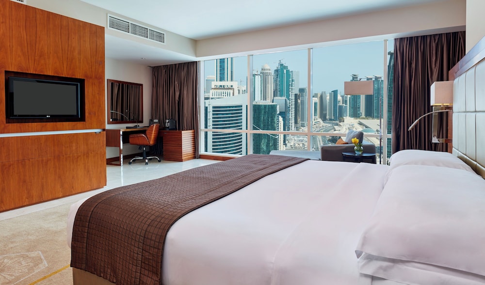 Premium Room, 1 King Bed - Photo 3