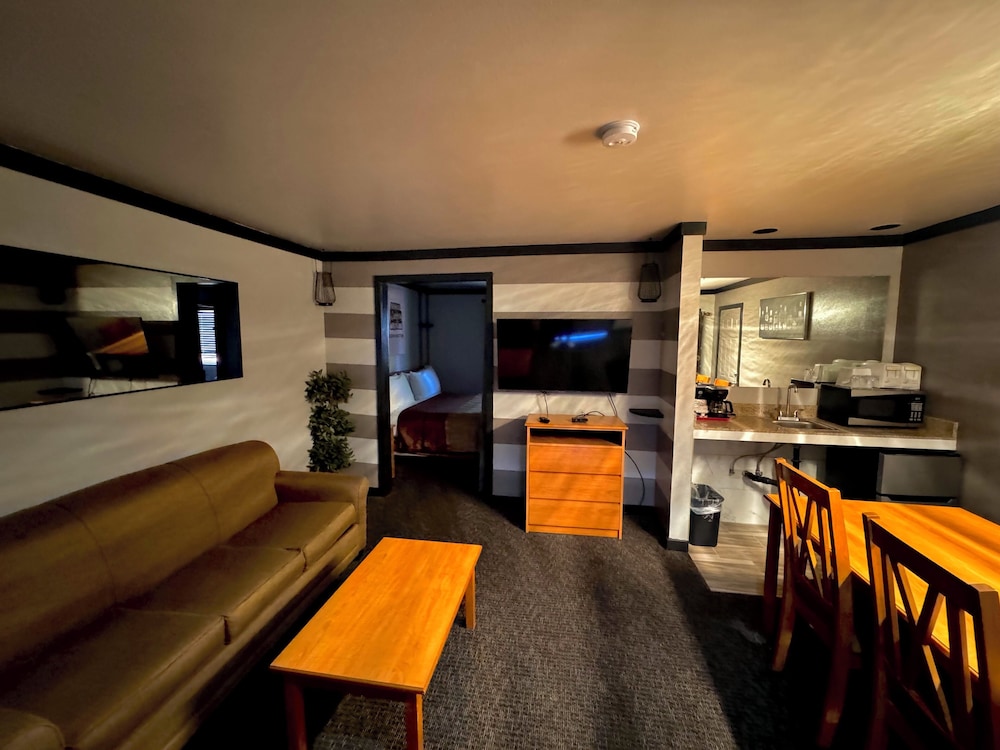 Luxury Studio Suite, 1 King Bed, Non Smoking, Jetted Tub photo 2
