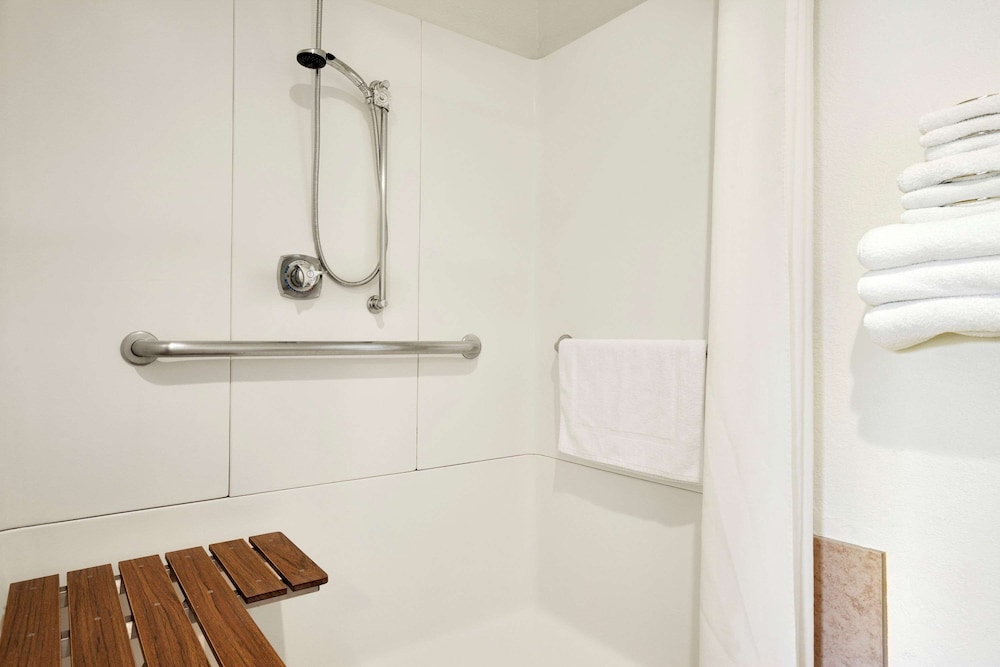 Room, 2 Queen Beds, Accessible, Non Smoking - Photo 8