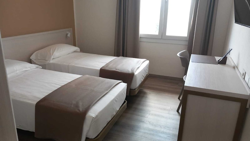 Double Room, Mobility Accessible - Photo 5