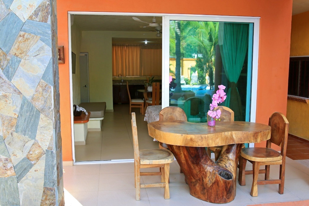 Deluxe Suite, 1 King Bed, Pool View photo 3