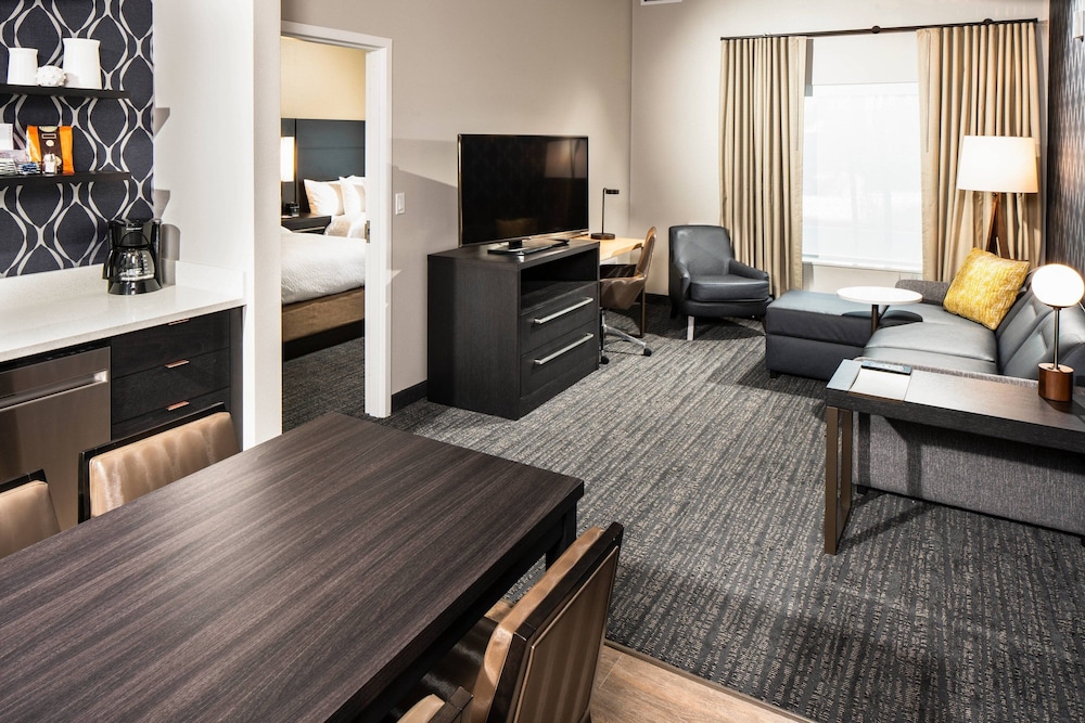 Suite, 1 Bedroom - Photo 1
